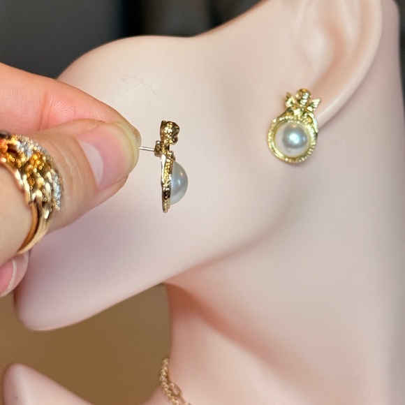 Minimalist Gold Pearl Earrings - Picture 5 of 11